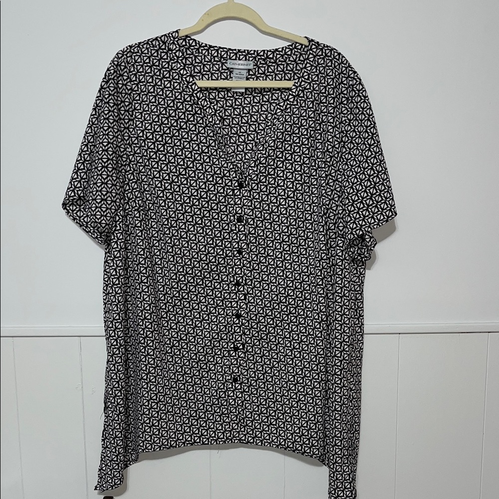 Catherines Black and White Geometric woman’s Blouse 1X 18-20